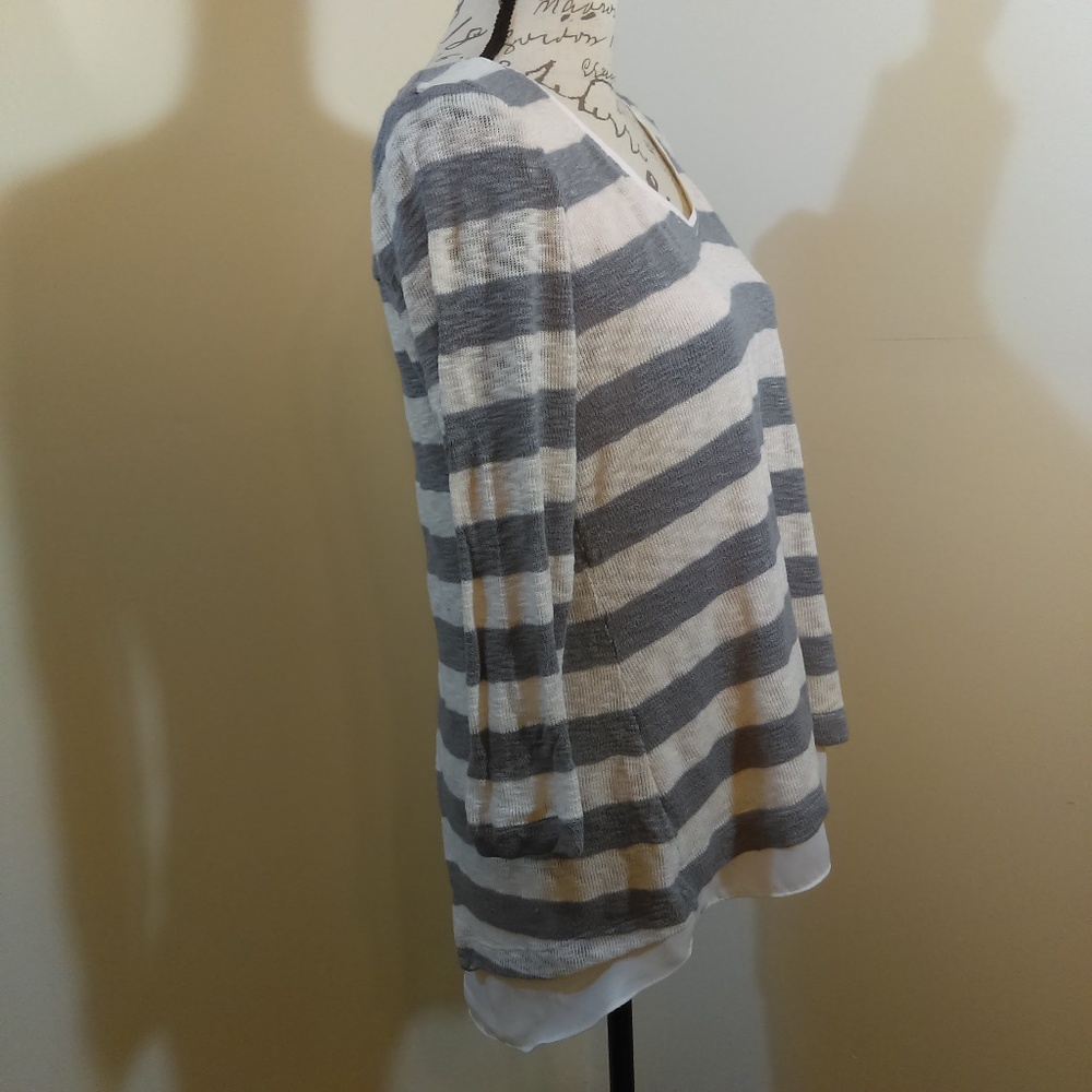 WHBM Gray White Tunic Top 3 ITEMS FOR $25 - Picture 2 of 5